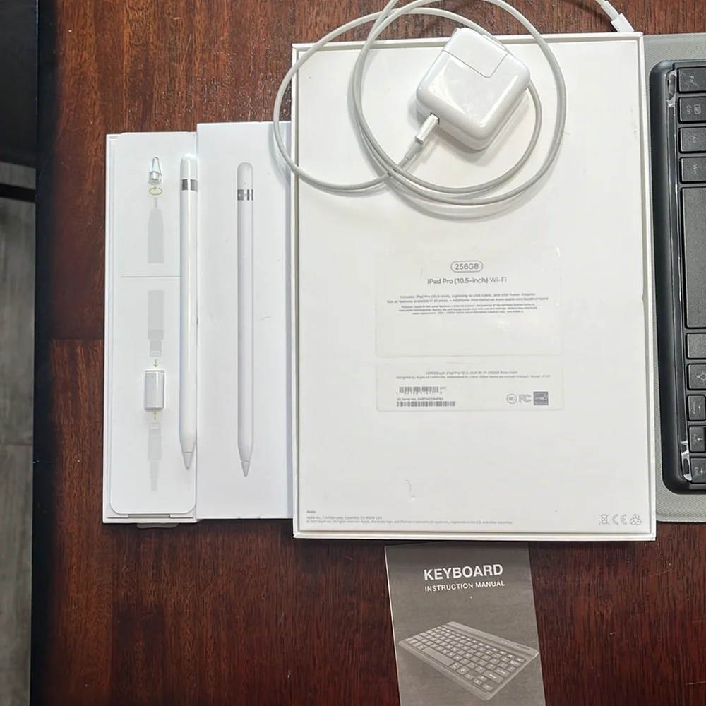I pad pro 256 GB Wi-Fi rose gold with case, keyboard, and pencil